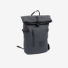 Mochila compacta color negro, unisex, impermeable y perfecta para lo esencial. 22x35x9 cm