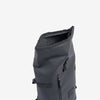 Mochila compacta color negro, unisex, impermeable y perfecta para lo esencial. 22x35x9 cm
