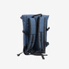 Mochila compacta color azul, unisex, impermeable y perfecta para lo esencial. 22x35x9 cm