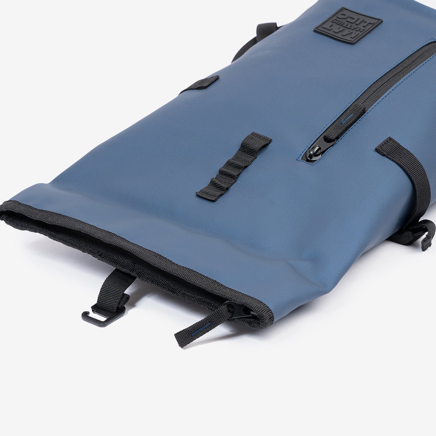 Mochila compacta color azul, unisex, impermeable y perfecta para lo esencial. 22x35x9 cm
