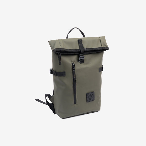 Mochila compacta color caqui, unisex, impermeable y perfecta para lo esencial. 22x35x9 cm