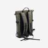 Mochila compacta color caqui, unisex, impermeable y perfecta para lo esencial. 22x35x9 cm