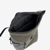 Mochila compacta color caqui, unisex, impermeable y perfecta para lo esencial. 22x35x9 cm