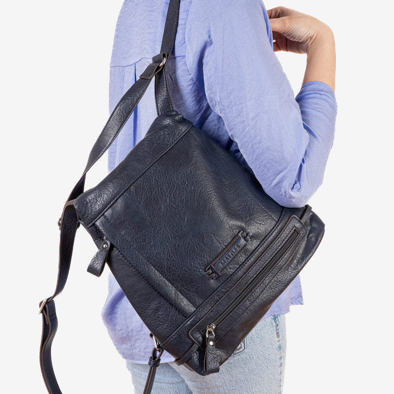 Mochila color azul para mujer. Foto con chica.