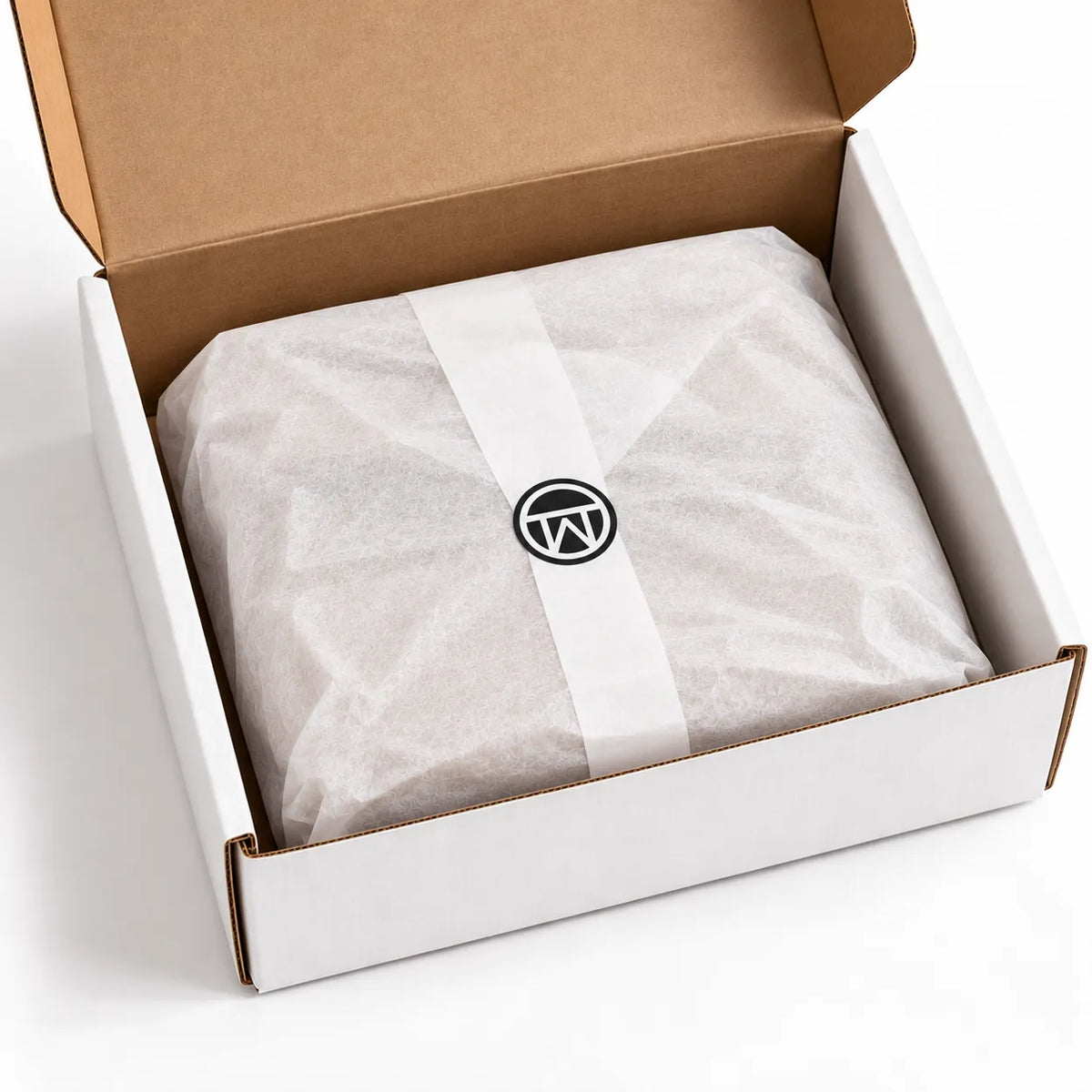 La caja abierta, con la tarjeta de agradecimiento sobre el papel de seda