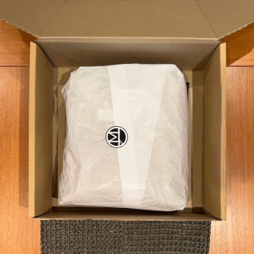El bolso envuelto en papel de seda y sellado dentro de la caja