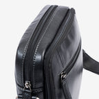 Bolso bandolera para hombre , color negro, Serie Pioneer Leather. 18x21 cm - Matties Bags