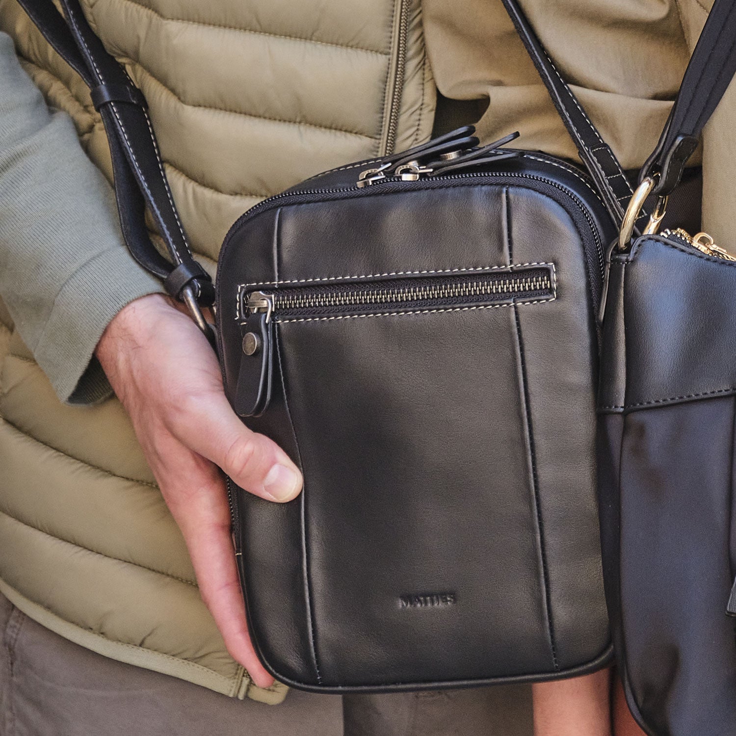 Bolso bandolera para hombre , color negro, Serie Pioneer Leather. 19x25 cm - Matties Bags