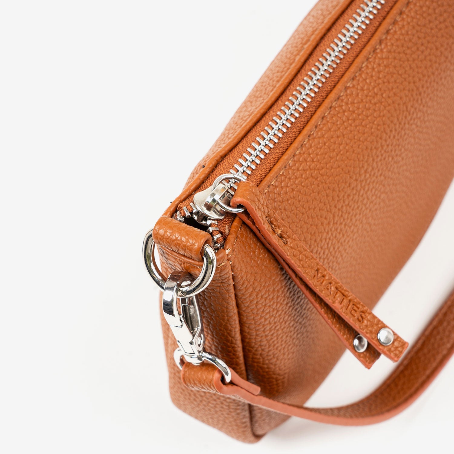 BOLSO DE HOMBRO CON BANDOLERA, COLOR CUERO, SERIE BEIRES. 23x13x03 CM - Matties Bags