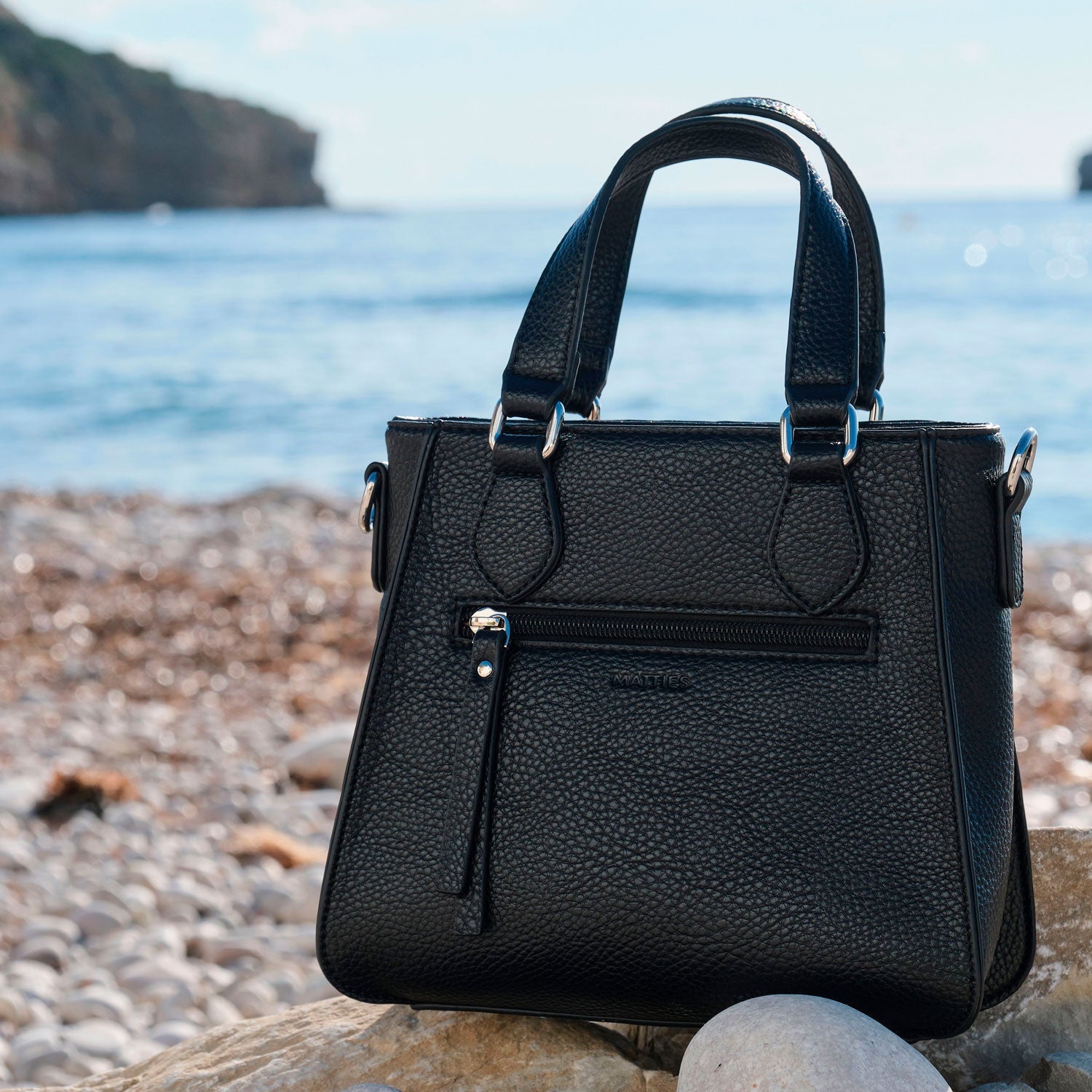 BOLSO DE MANO CON BANDOLERA, SERIE ROQUETAS. 22x20x12 CM - Matties Bags
