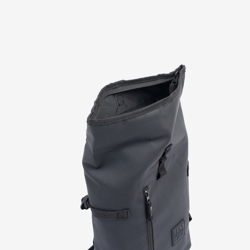Mochila compacta color negro, unisex, impermeable y perfecta para lo esencial. 22x35x9 cm - Matties Bags