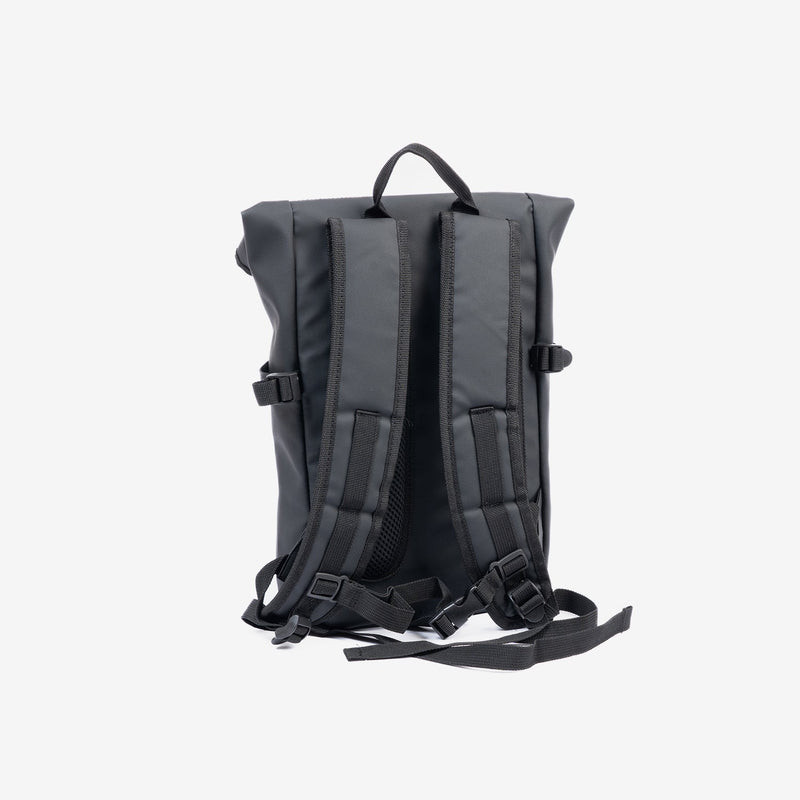 Mochila compacta color negro, unisex, impermeable y perfecta para lo esencial. 22x35x9 cm - Matties Bags