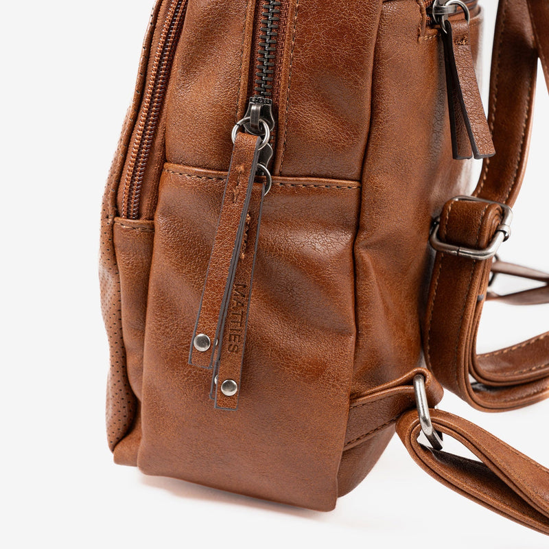 MOCHILA DE MUJER, COLOR CUERO, SERIE ALMERIA. 22x26x10 CM - Matties Bags