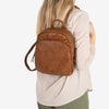 MOCHILA DE MUJER, COLOR CUERO, SERIE ALMERIA. 22x26x10 CM - Matties Bags