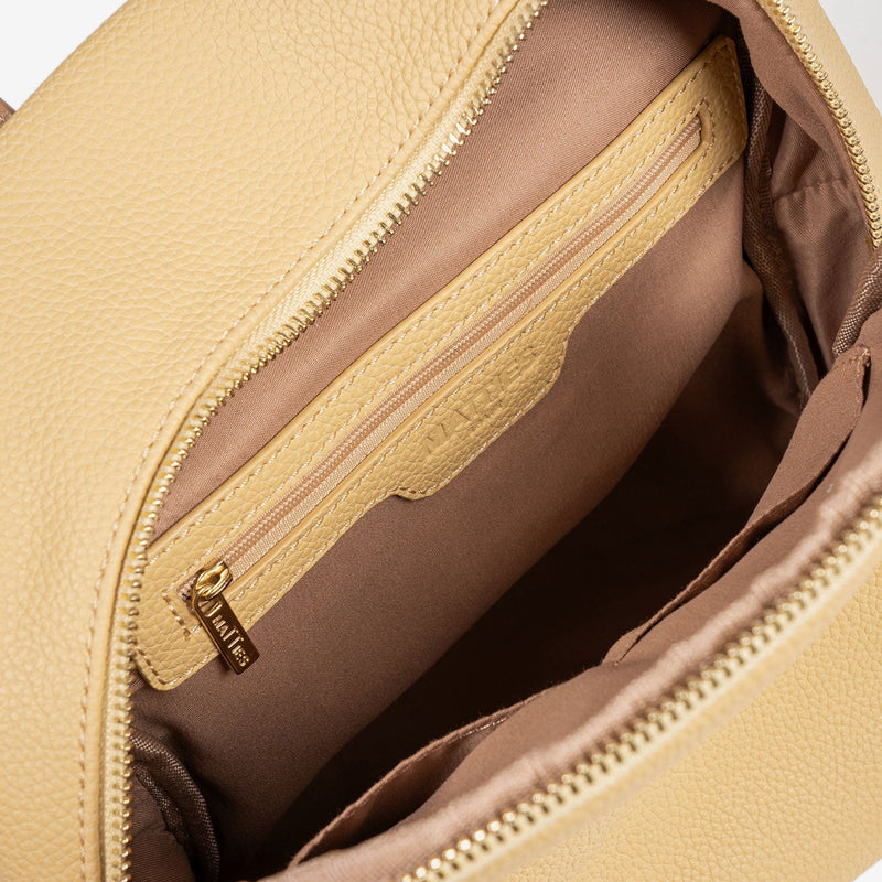 MOCHILA DE MUJER, COLOR MOSTAZA, SERIE ADRA. 22.5x27.5x10 CM - Matties Bags