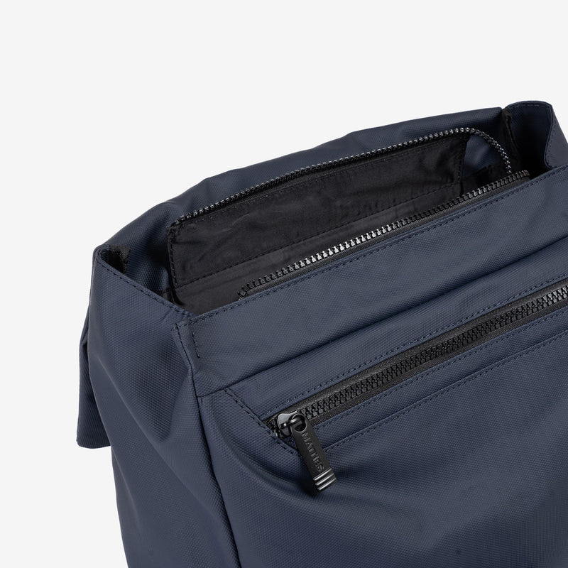 MOCHILA PARA HOMBRE, COLECCIÓN COATED NYLON. 30x42x15 cm - Matties Bags