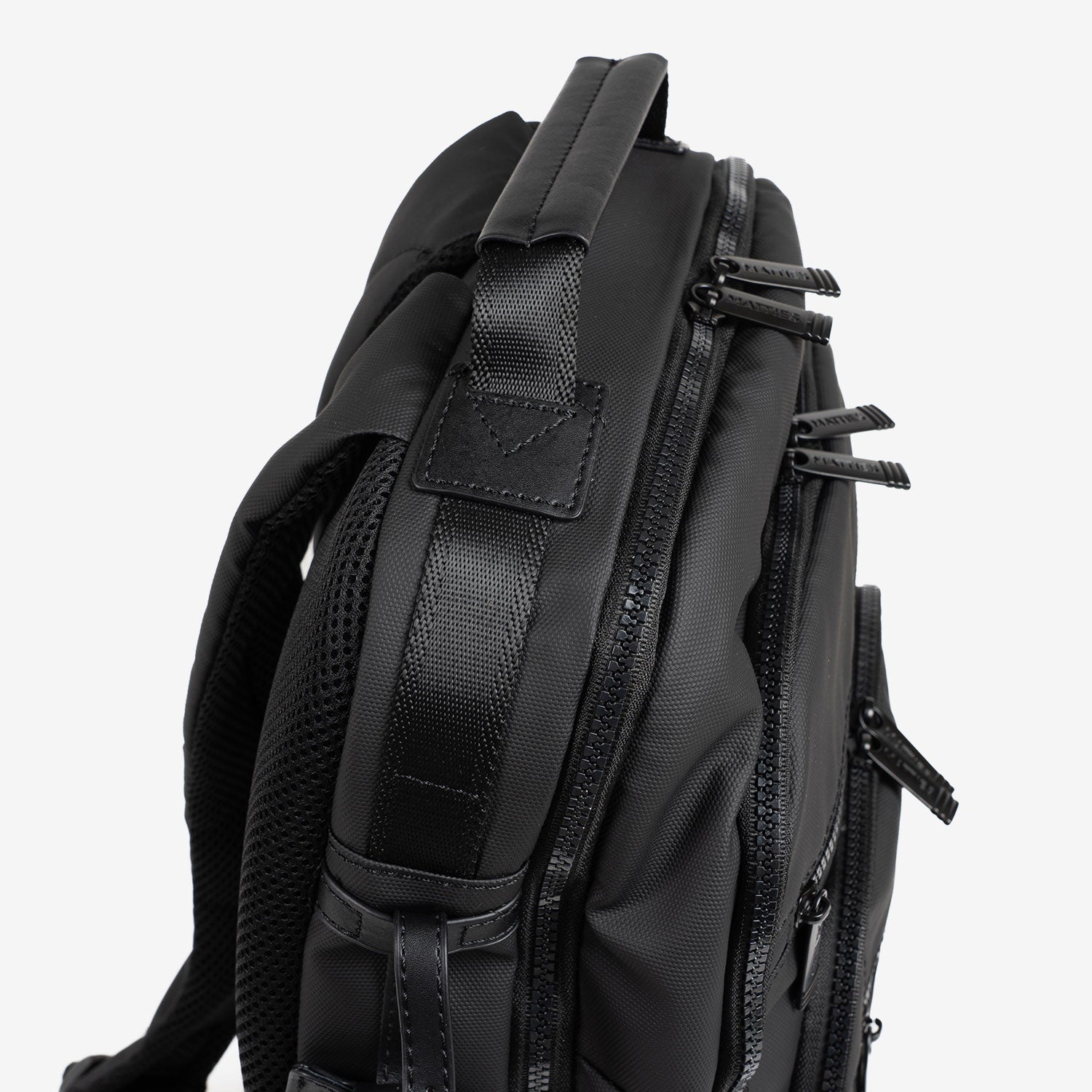 MOCHILA PARA HOMBRE, COLECCIÓN COATED NYLON. 31x40x12.5 cm - Matties Bags
