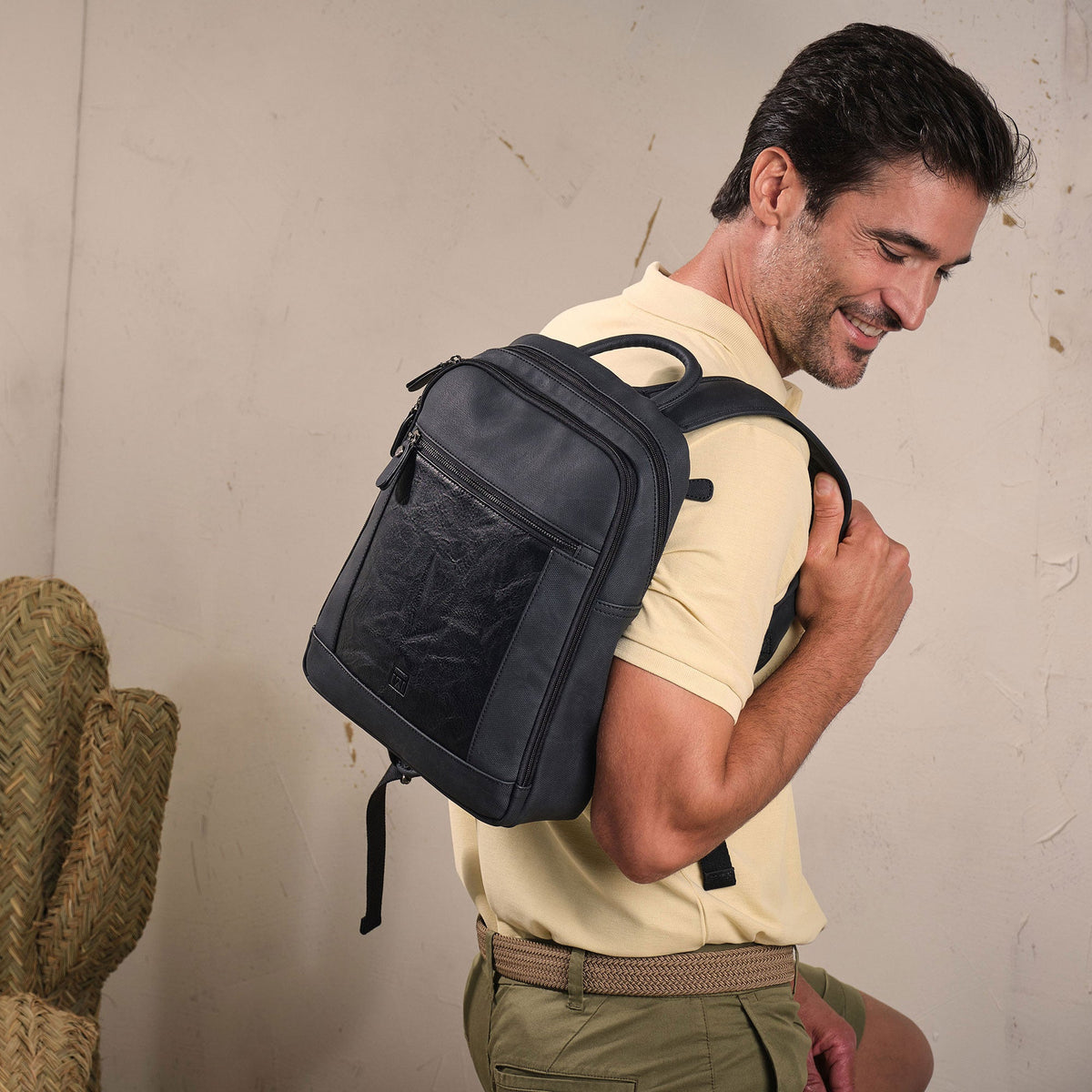 Mochila para hombre, color negro, Colección canvas. 27x36x9 cm - Matties Bags