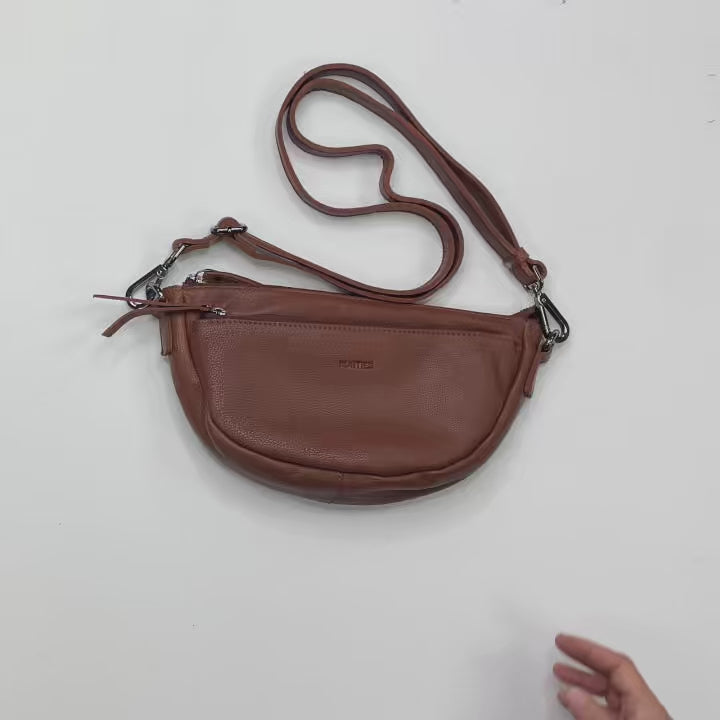 Bolso bandolera de piel natural compacto