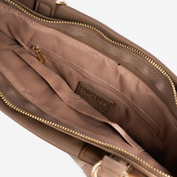Bolso de mano con bandolera, color taupe, Serie Victoria. 30x25x11 cm