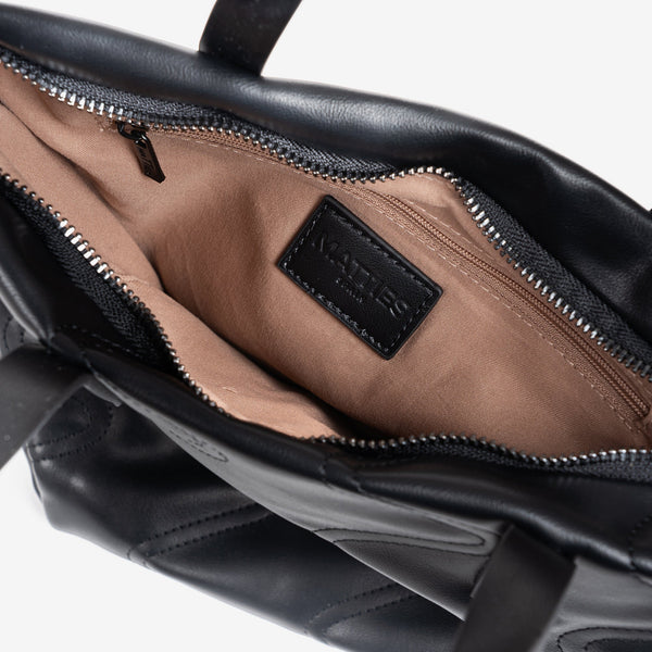 Handbag with shoulder strap, black colour, Collection Chilwa. 28x29x14 cm