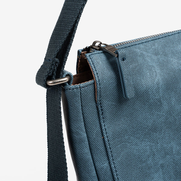 Bolso de hombro convertible en mochila, color azul, Serie tonga. 27.5x31x11 cm