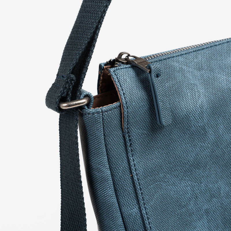 Bolso de hombro convertible en mochila, color azul, Serie tonga. 27.5x31x11 cm