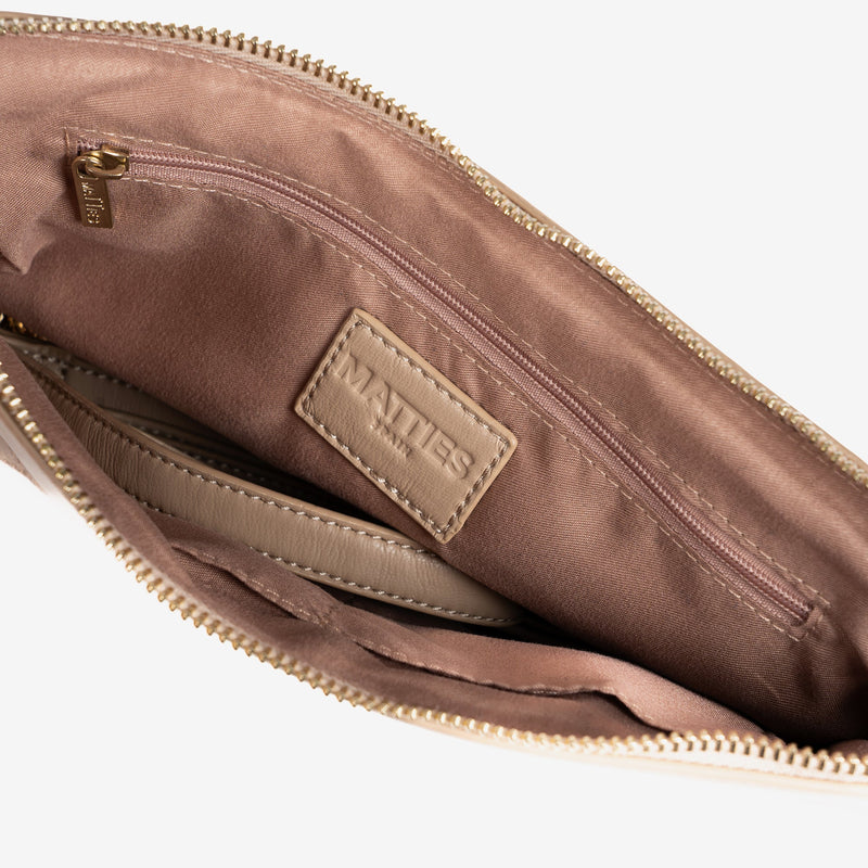 Bolso de mano con bandolera, color nude, Serie egadas. 26x16 cm