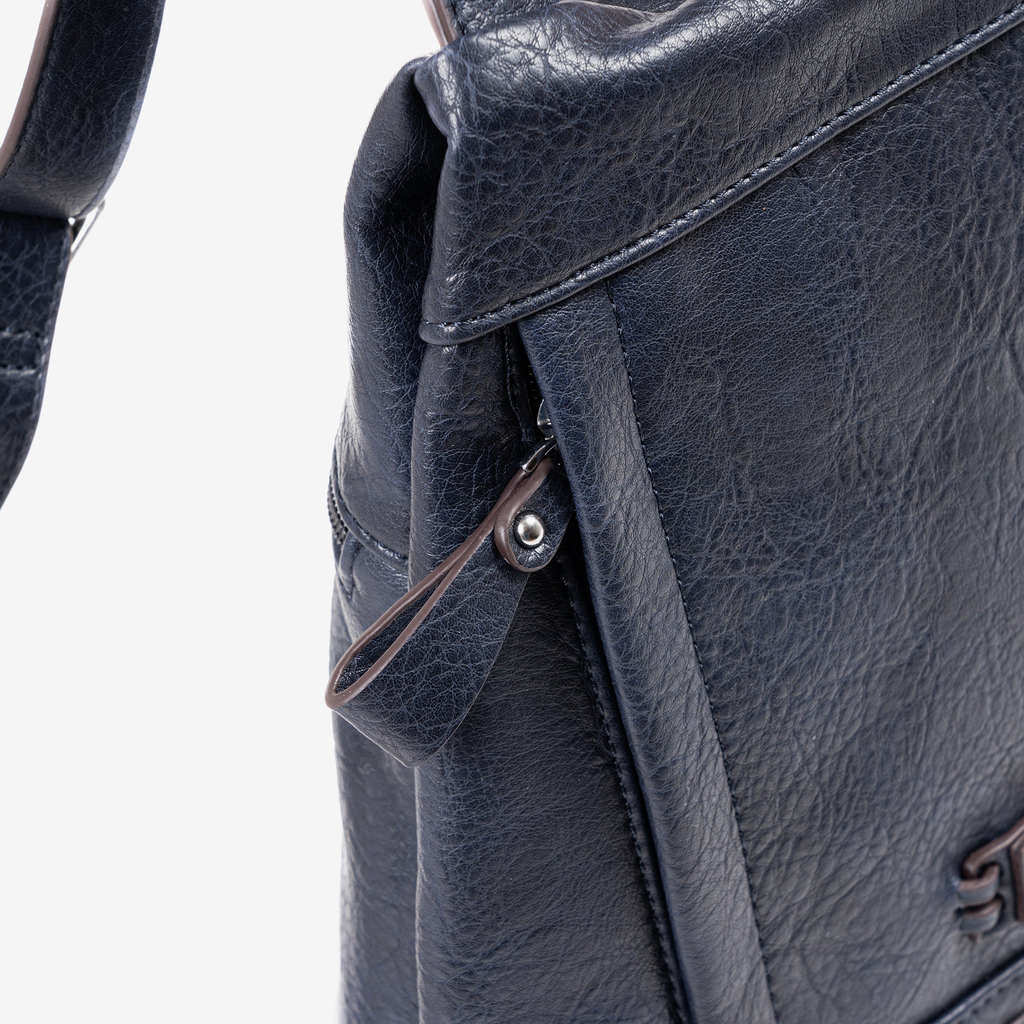 Foto detalle de mochila color azul para mujer. Mochila antirrobo.