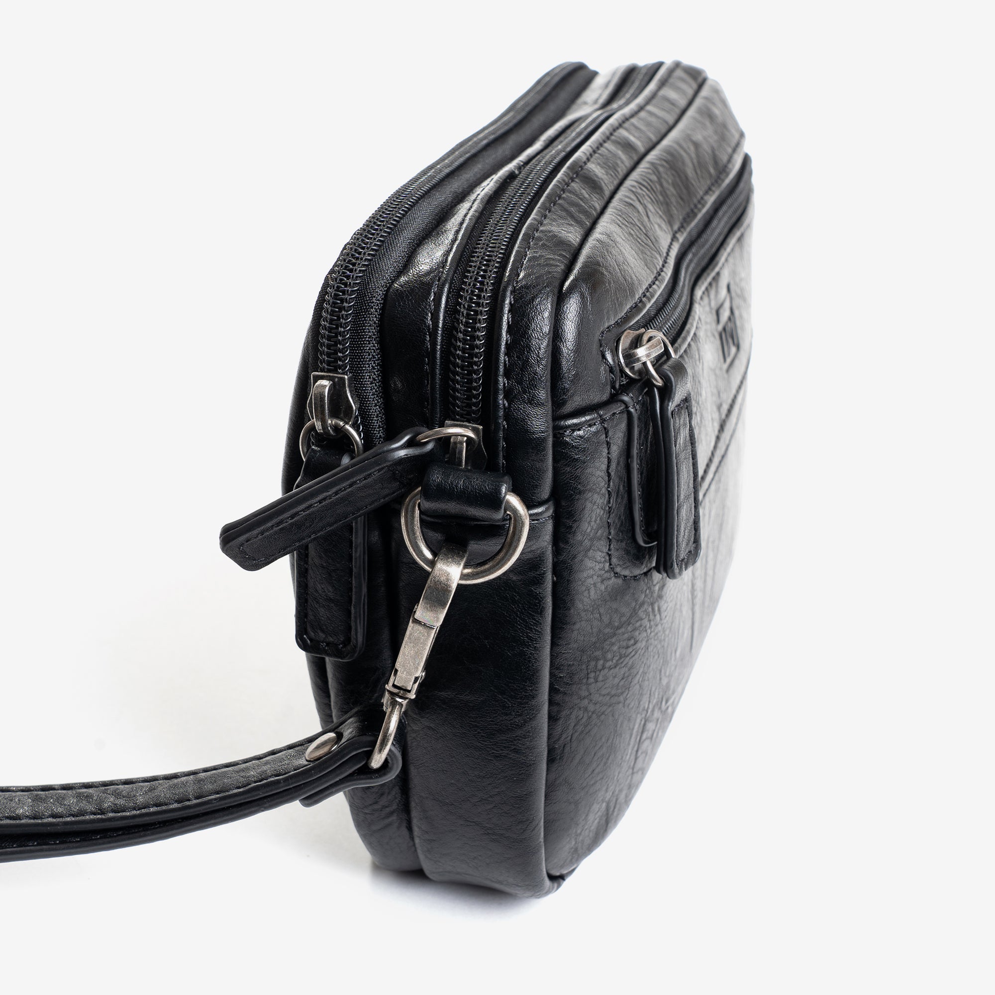 Bolso de mano para hombre, color negro, Colección nappa. 24x15x05 cm