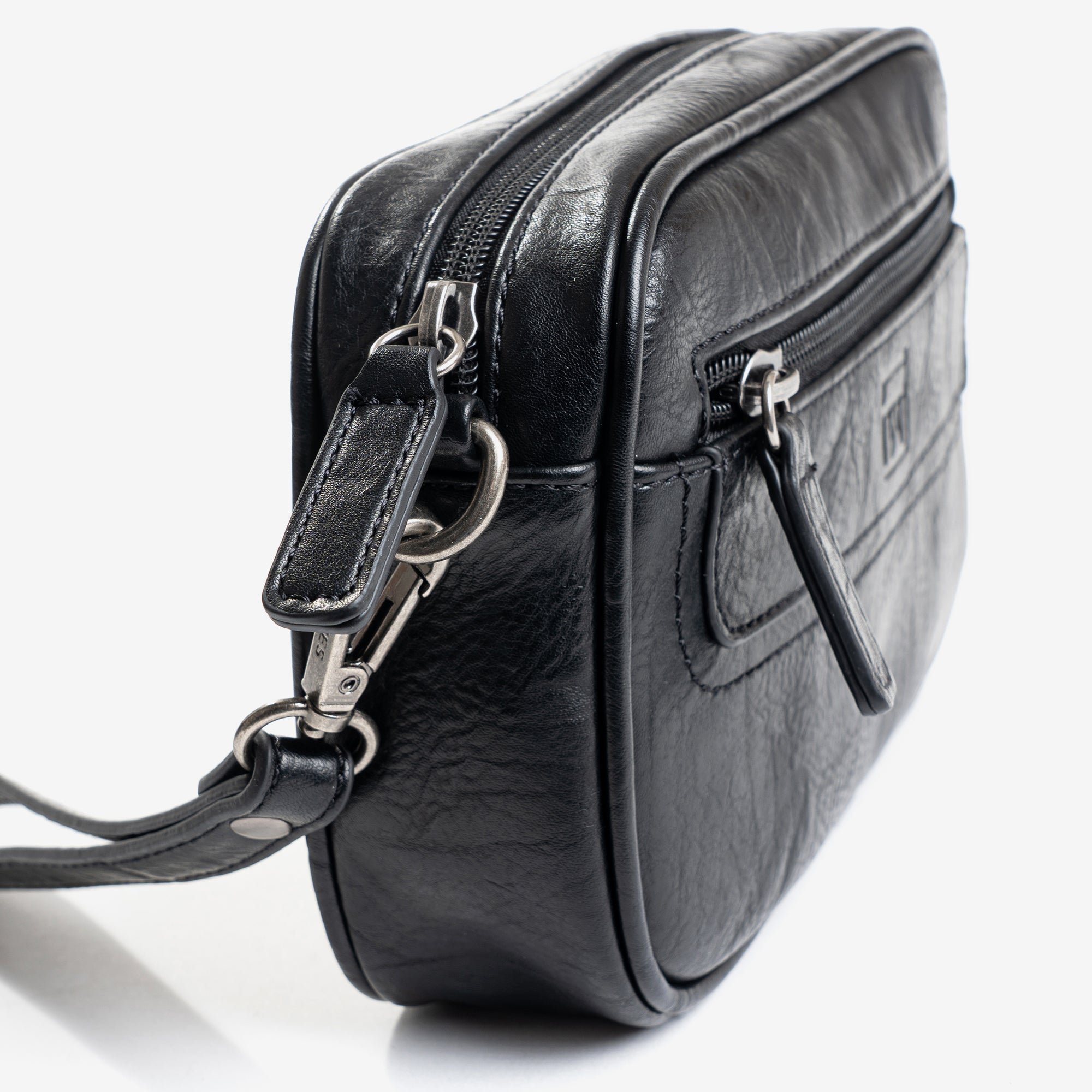 Bolso de mano para hombre, color negro, Colección nappa. 21x14x05 cm