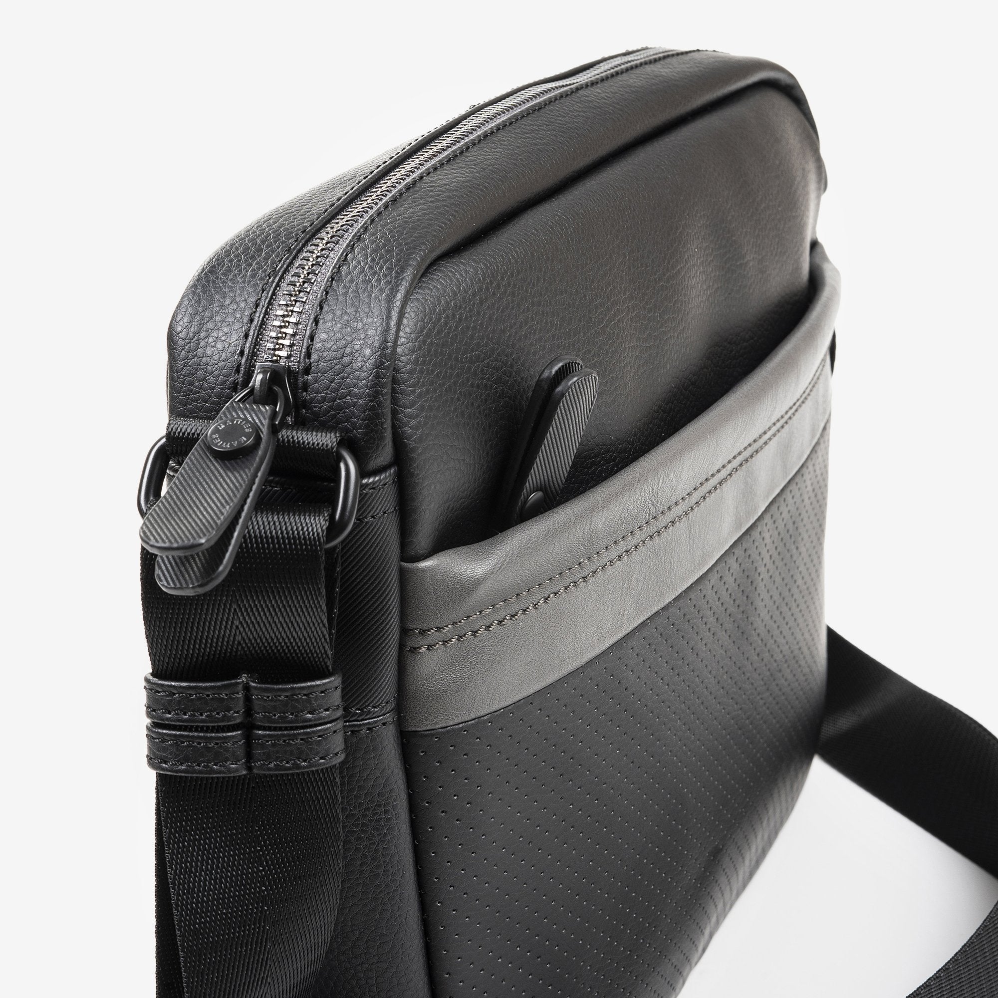 Bandolera grande para hombre, color negro. Porta tablet 10.2"